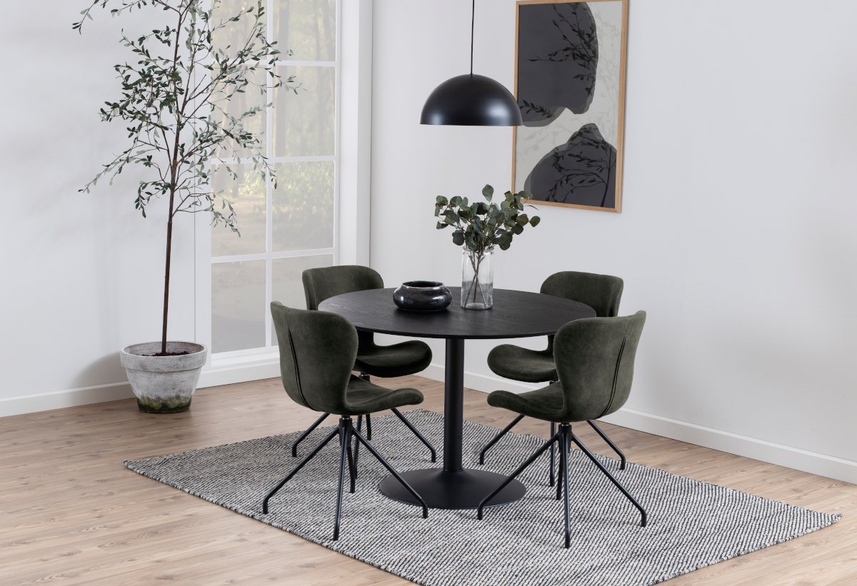 Το τραπέζι τοποθετημένο σε ένα σαλόνι